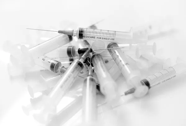 Medizinische Einwegspritzen mit Nadeln — Stockfoto