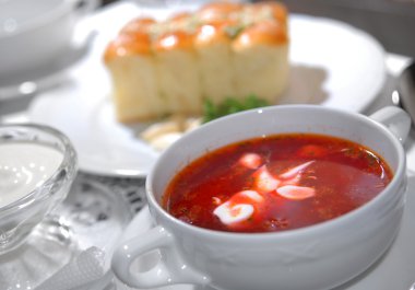 Ukraynalı borsch ekşi krema ile