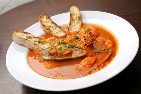 Sopa de tomate com frutos do mar e torradas — Fotografia de Stock