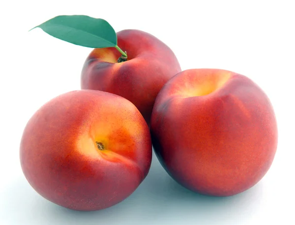 Гладкий персик с листьями — стоковое фото