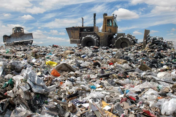 Бульдозер на сміттєзвалищі — стокове фото