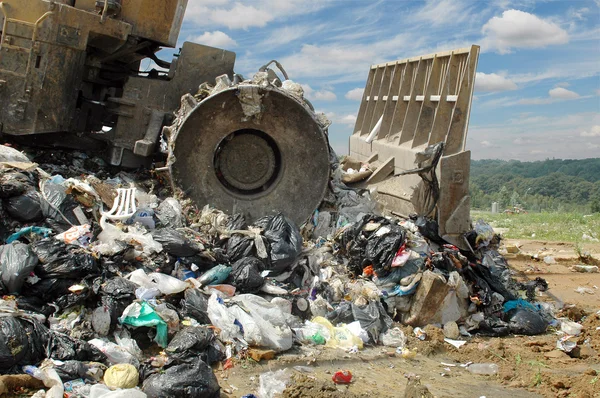 O bulldozer em uma lixeira — Fotografia de Stock