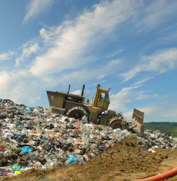 Buldozer bir çöplüğü üzerinde — Stok fotoğraf