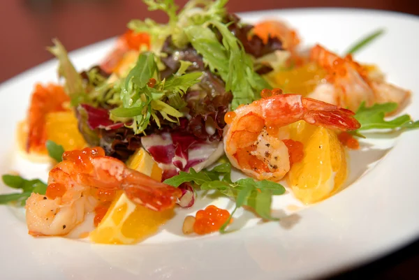海鲜和蔬菜的沙拉 — 图库照片