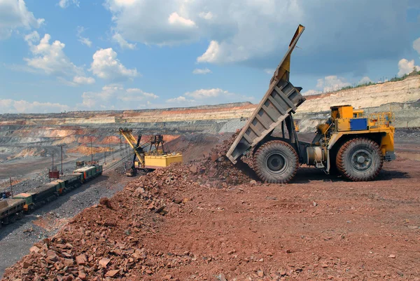 Descarga de camiones volquete en la mina — Foto de Stock