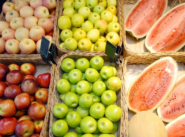 Ovoce a zelenina na obchod — Stock fotografie