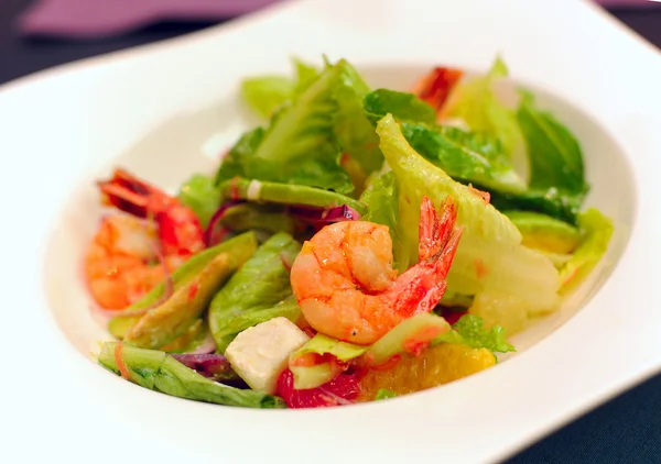 Салат из морепродуктов и овощей — стоковое фото