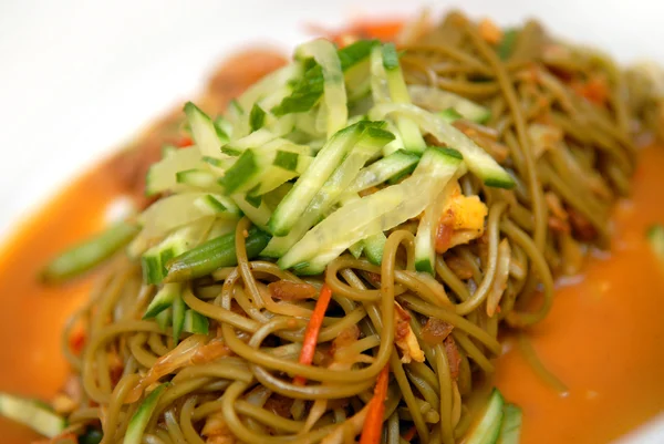 Спагетти с беконом и овощами — стоковое фото