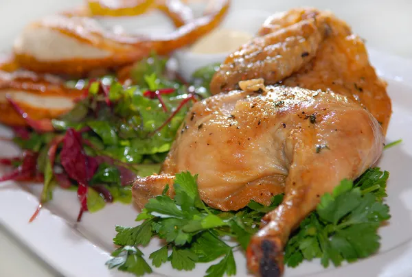 Yeşillik ve sebze kızarmış tavuk — Stok fotoğraf