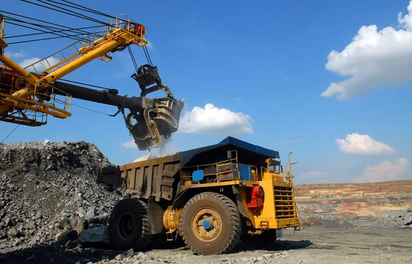 Loading of iron ore — Stock Photo, Image