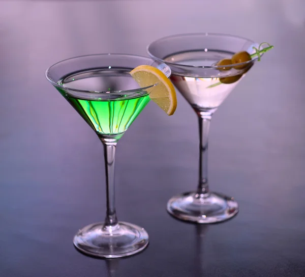 Cócteles alcohólicos en una copa de martini — Foto de Stock
