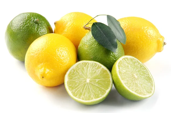 Лимон і лайм з листям — стокове фото