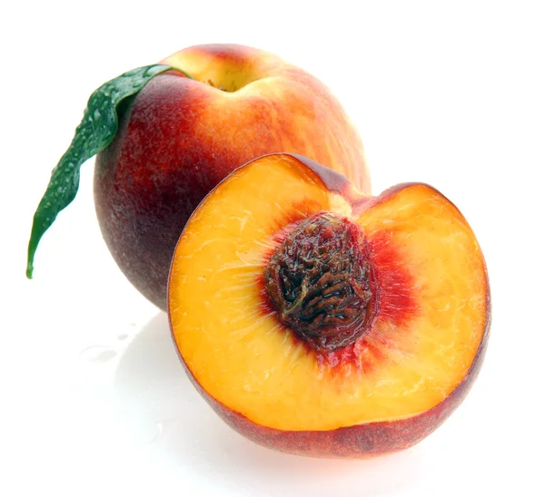 Персики с половиной — стоковое фото