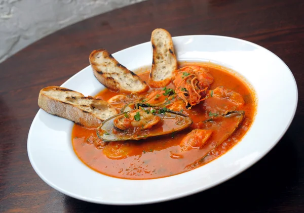 Zupa pomidorowa z owoców morza i grzankami — Zdjęcie stockowe