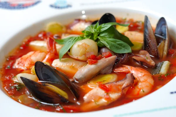Sopa de tomate com frutos do mar e peixe — Fotografia de Stock