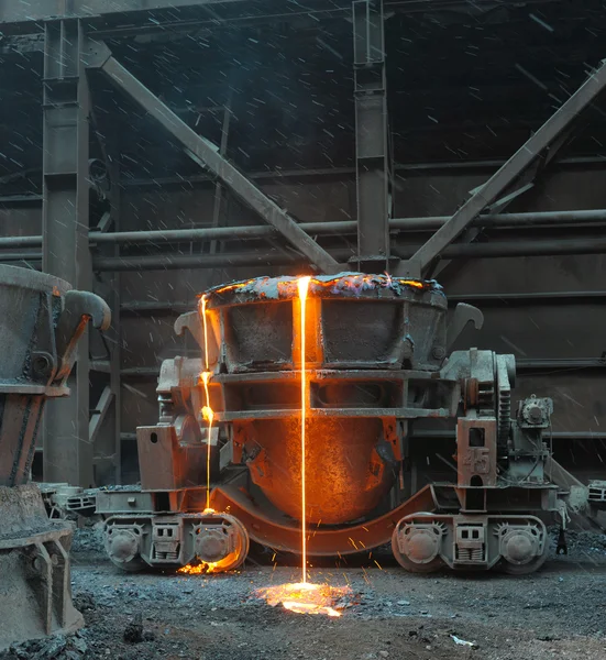 Das geschmolzene Metall strömt aus einer Schöpfkelle — Stockfoto