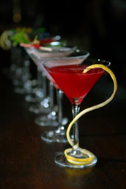 martini bardaklarda kokteyller