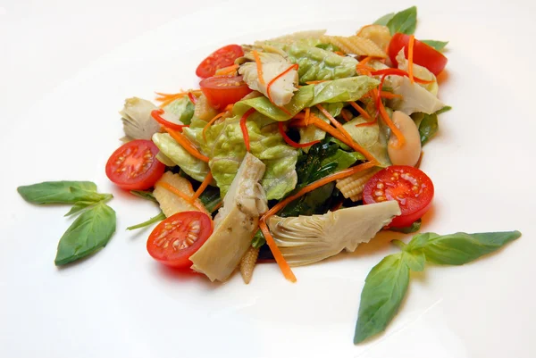 Salade d'artichauts, épis de maïs — Photo