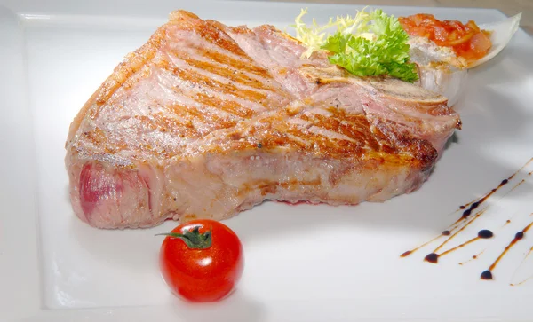 Stekt biff på en grill från gris — Stockfoto
