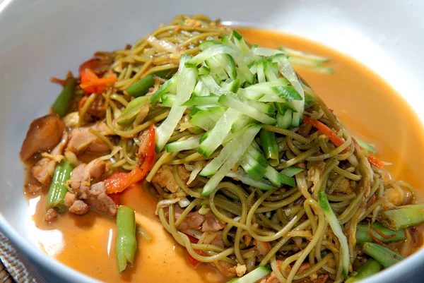 Espaguetis con tocino y verduras — Foto de Stock