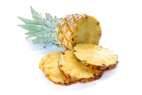 Ananas ve onun dilimleri — Stok fotoğraf