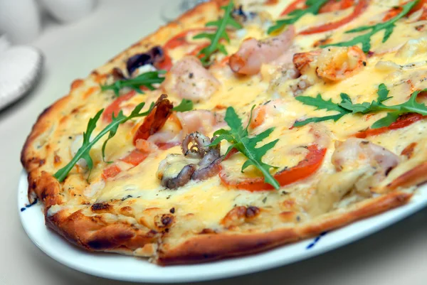 Pizza com frutos do mar — Fotografia de Stock
