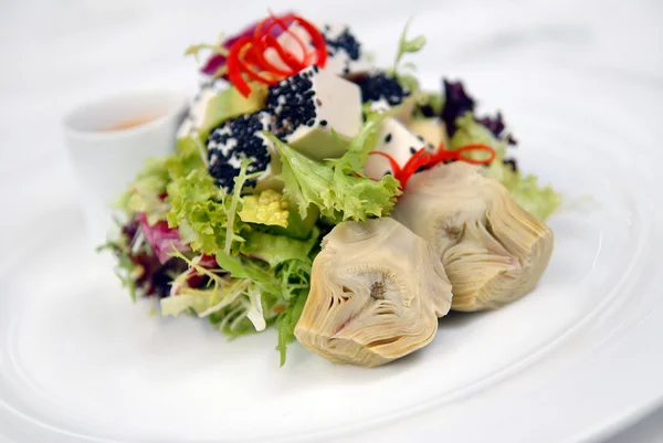 Salada com um cru e alcachofras — Fotografia de Stock