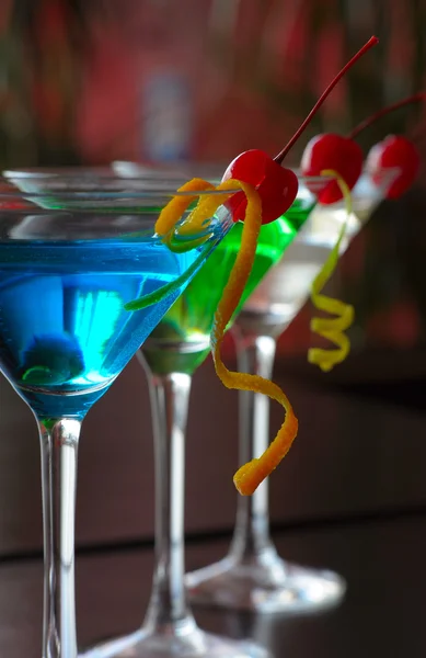 Klassieke martini met bessen — Stockfoto