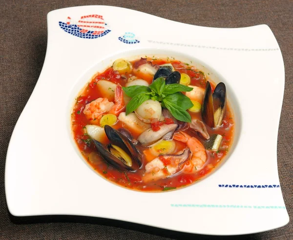 Томатный суп с морепродуктами и рыбой — стоковое фото