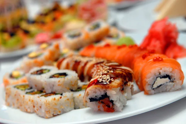Es mucho sushi en una mesa de celebración — Foto de Stock