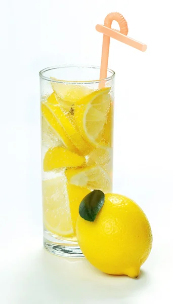 Limão e limonada em um copo — Fotografia de Stock