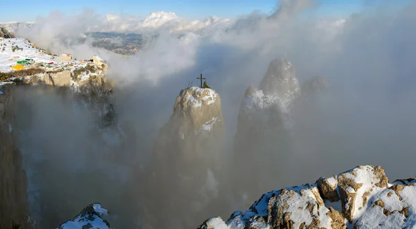 Камни Ах-Петри в облаках — стоковое фото