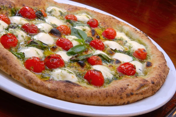 Pizza con tomates y queso — Foto de Stock