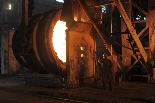 Un trabajador siderúrgico toma una muestra — Foto de Stock