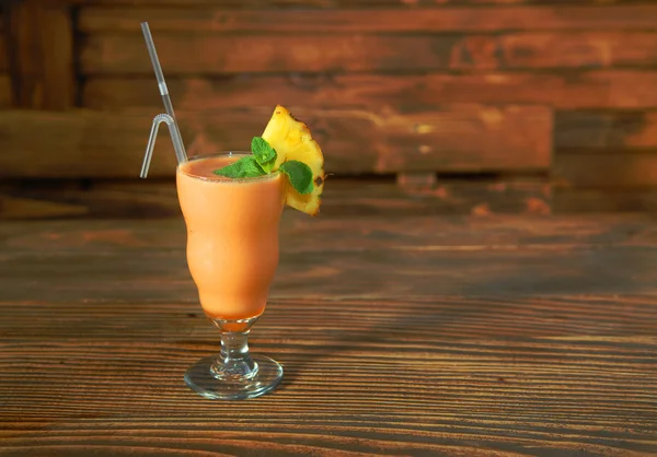 Cocktail smoothie med ananas — Stockfoto