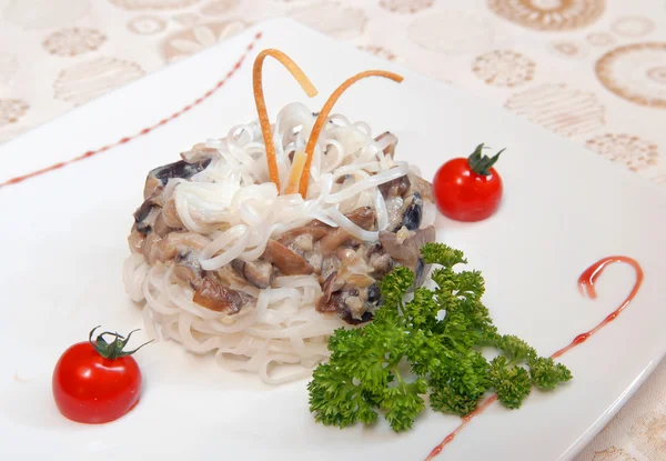 Rice noodles with mushrooms — Stock Photo, Image