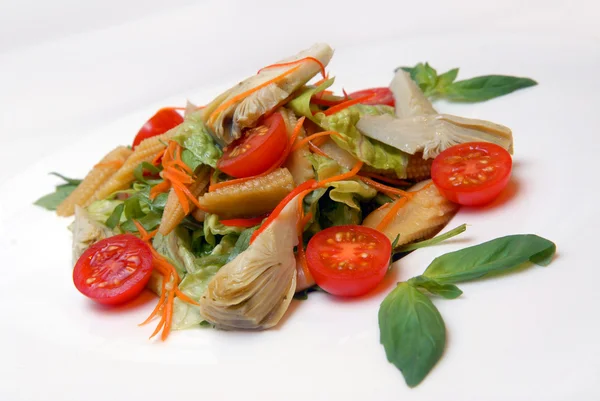 Salada de alcachofras, orelhas de milho — Fotografia de Stock