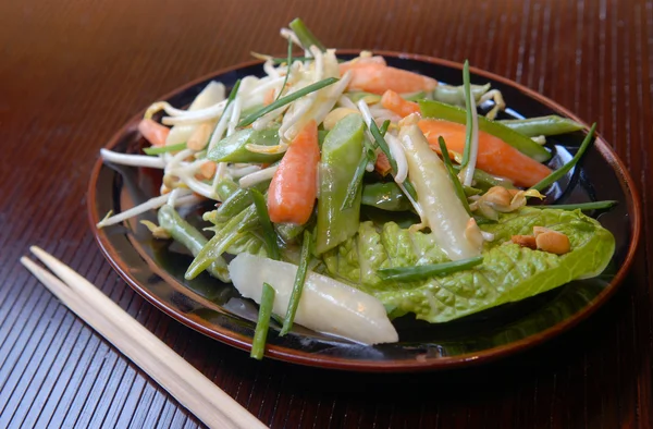 Άνοιξη σαλάτα από φρέσκα λαχανικά — Φωτογραφία Αρχείου