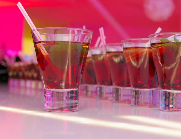 Червоний коктейль у склянці — стокове фото
