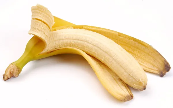Dojrzałe banany i pół wyczyszczone — Zdjęcie stockowe