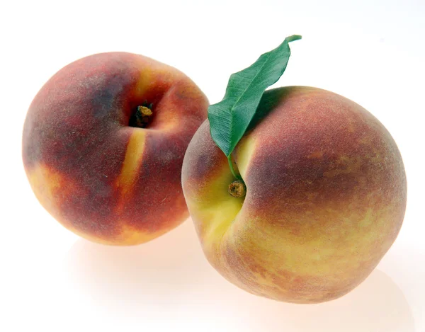 Peaches and leaves — Stock Photo, Image