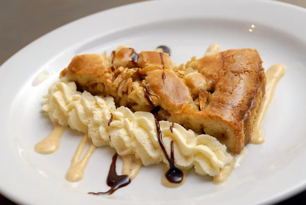 Apple pie with a cream — Stock Photo, Image