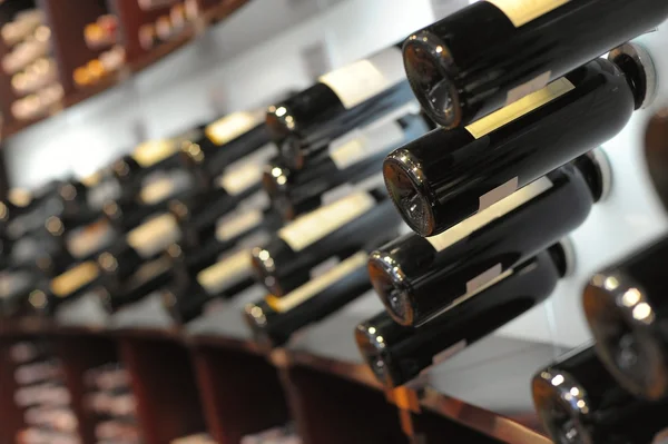Garrafas de vinho na loja — Fotografia de Stock