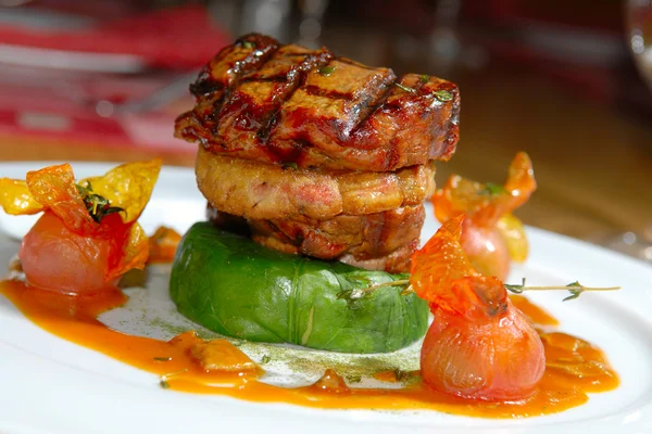 Smażony stek na grill z wołowiny — Zdjęcie stockowe
