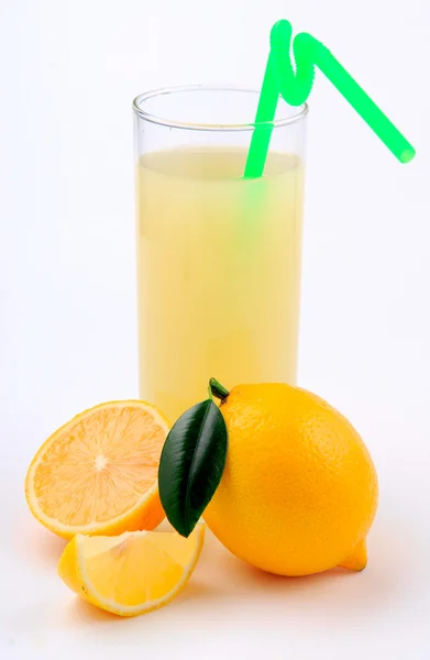 Lemon juice in a glass and an lemo — Stock Photo, Image