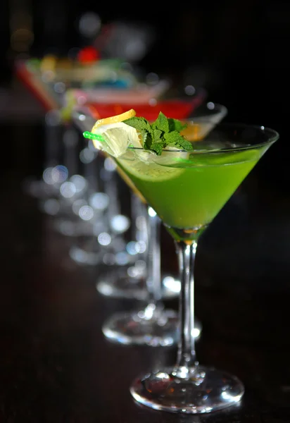Martini bardaklarda kokteyller — Stok fotoğraf