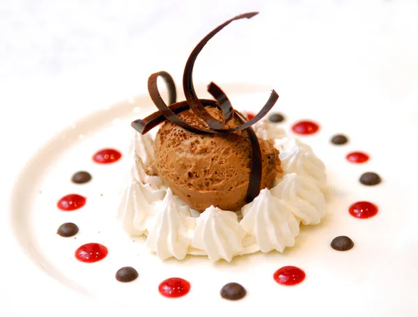 Çikolatalı dondurma, krem şanti — Stok fotoğraf