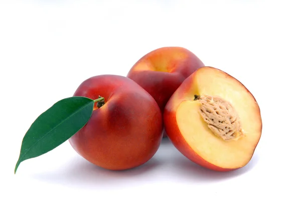 Glatte Pfirsiche und eine Hälfte — Stockfoto
