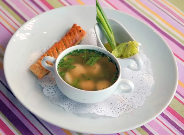 Soppa om degen i en vit kopp — Stockfoto