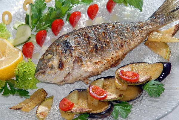 Smažené ryby dorado se zeleninou — Stock fotografie